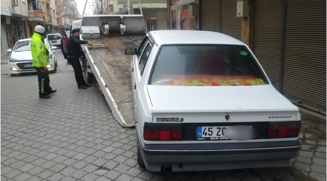 Kaldırıma park eden araçlar çekiciyle kaldırıldı