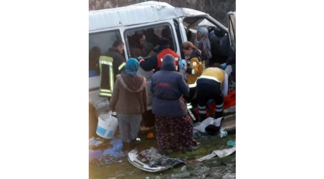 Otomobille çarpışan işçi servisi, şarampole devrildi: 1 ölü, 12 yaralı