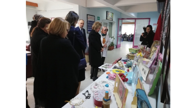 Protokol eşlerinden huzurevi sakinlerinin sergisine ziyaret