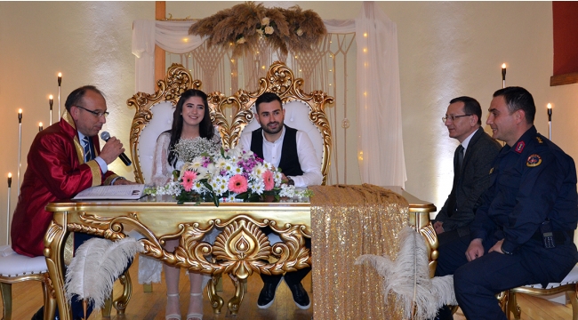 Sevgililer Gününde 11 çift nikah kıydırdı