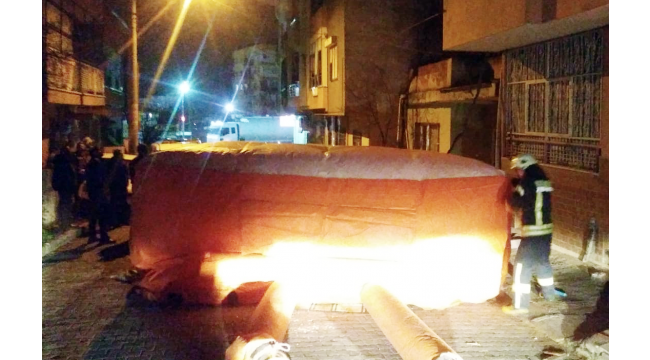 Sinir krizi geçirdi, evdeki eşyaları sokağa fırlattı