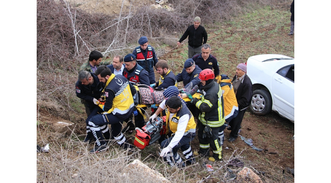 TIR ile otomobil kafa kafaya çarpıştı; 2 ölü