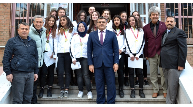 Turgutlu Lisesi Genç Kız Basketbol Takımı grup şampiyonu oldu