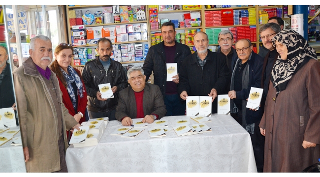 Turgutlulu bilim adamı Prof. Dr. Açıkgöz kitabını imzaladı