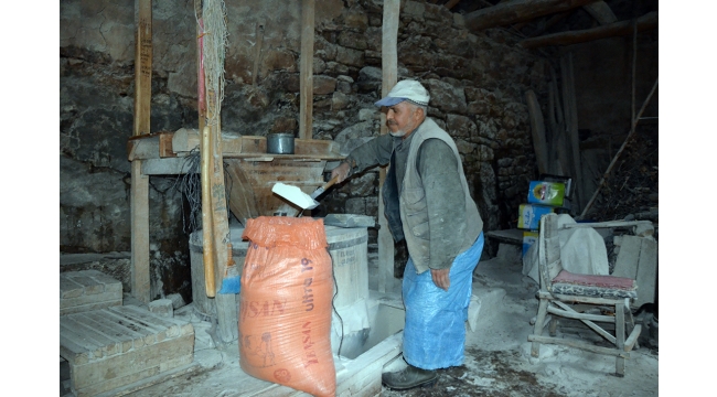 200 yıllık değirmen geleneksel yöntemlerle un öğütüyor