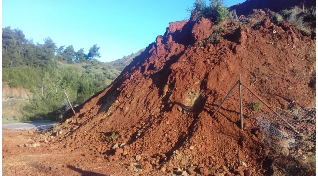 Çatalköprü ile Bozkır mahalleleri yolu ayrımında heyelan