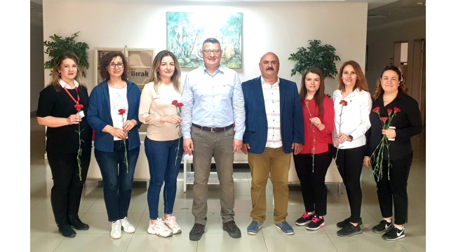 Devlet Hastanesinde karanfil ve dezenfektanla Tıp Bayramı kutlaması