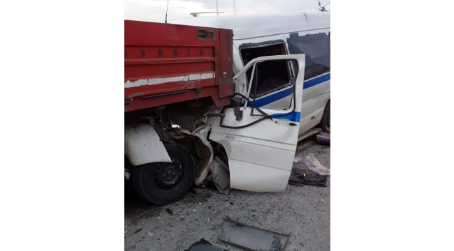 İşçi taşıyan minibüs ile tır çarpıştı: 2 ölü, 8 yaralı