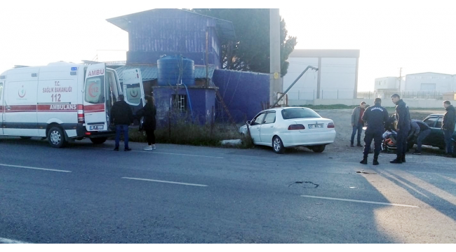 Köpeğe çarpmamak için direksiyonu kırdı, direğe çarptı: 2 yaralı