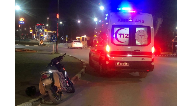 Motosiklet virajı dönerken devrildi: 2 yaralı