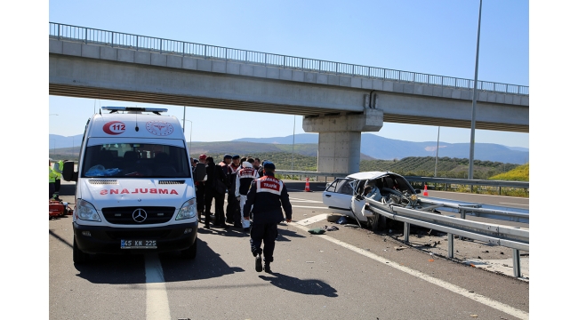 Otomobil bariyerlere çarptı: 3 ölü, 1 ağır yaralı