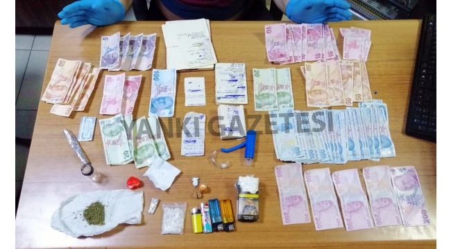 Polisin şüphelendiği şahısların üzerinden uyuşturucu ve 5 bin TL çıktı