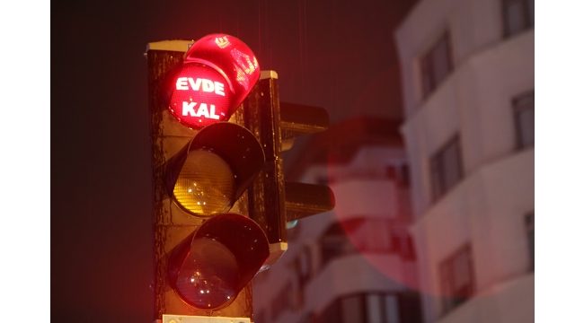 Trafik ışıklarına "evde kal" yazıları asıldı