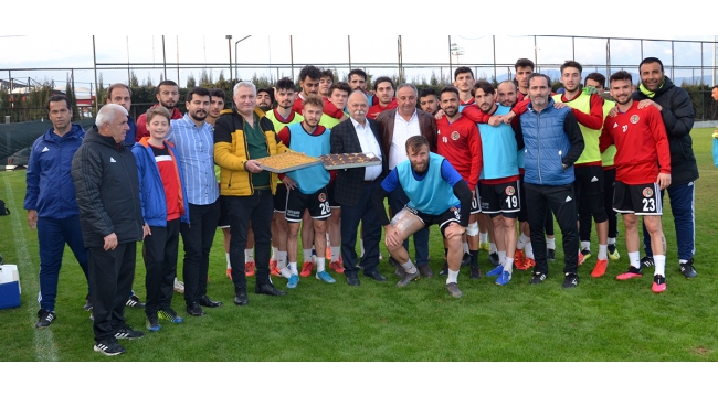 Turgutluspor'da yöneticilerden futbolculara tatlı ziyafeti