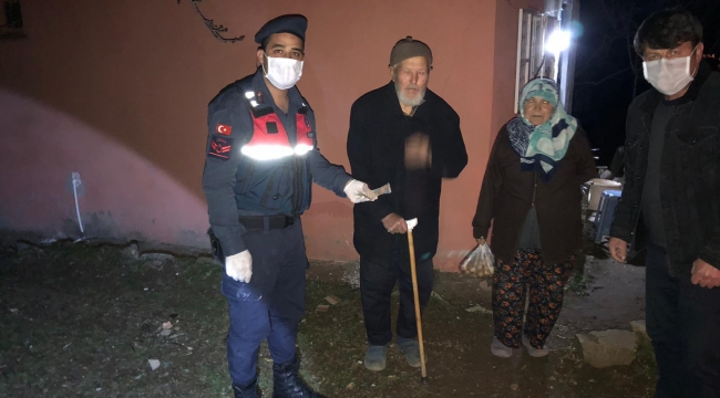 Yaşlı çiftin ihtiyaçlarını bağ evine jandarma ulaştırdı