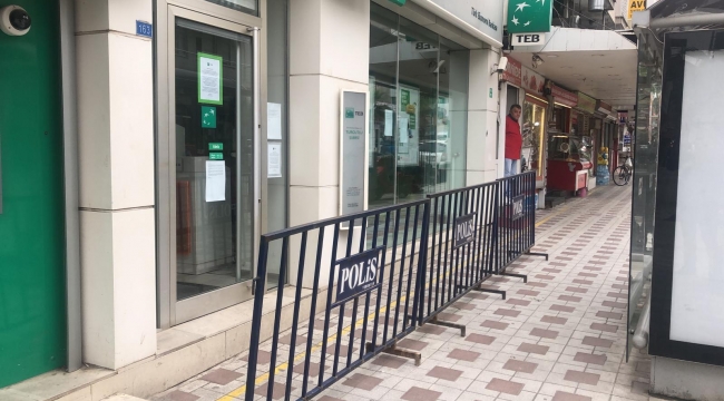 Banka kuyruklarına bariyerli önlem
