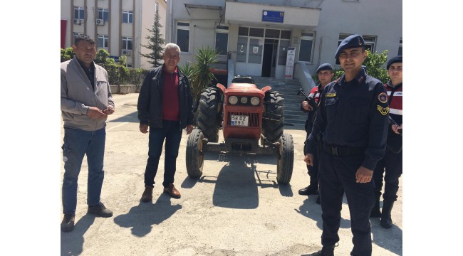 Çalınan traktör jandarma tarafından sahibine teslim edildi