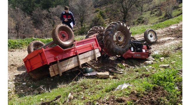 Devrilen traktörün sürücüsü öldü, oğlu yaralandı