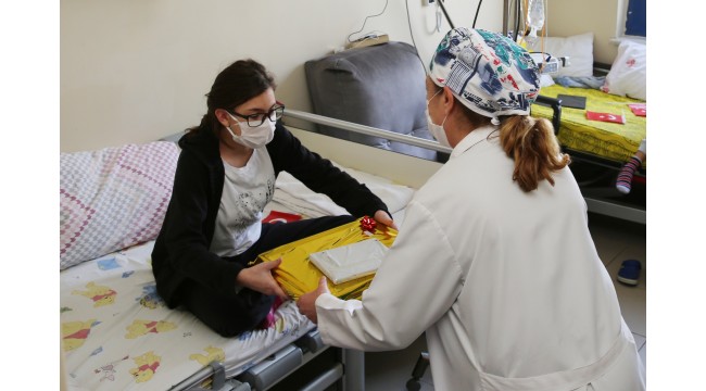 Hastanede tedavi gören çocuklara 23 Nisan hediyesi