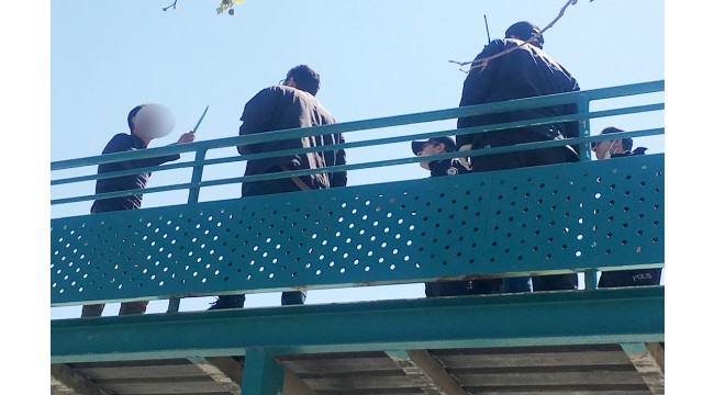 İşsiz genç üst geçitte polise ecel terleri döktürdü