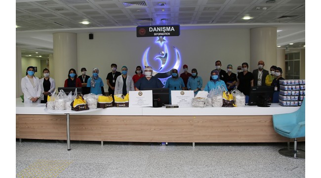 Kadınlardan sağlık personeline lezzetli sürpriz