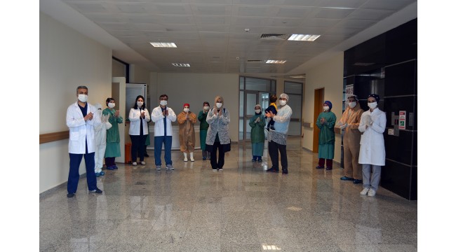 Kovid-19'dan kurtulan 16 hasta alkışlarla uğurlandı