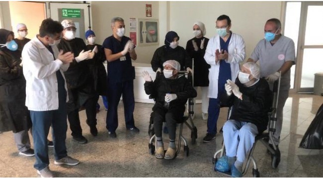 Kovid-19 tedavisi gören 87 yaşındaki 2 hasta şifa buldu