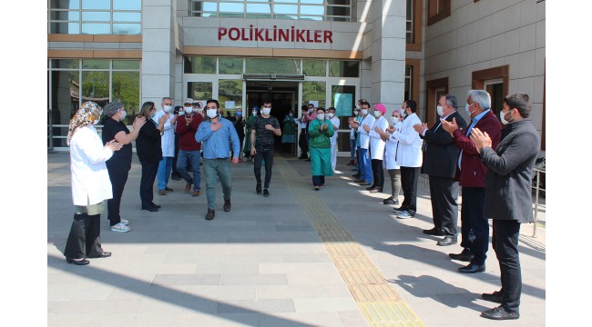 Kovid-19'u yenen 2 genç evlerine uğurlandı