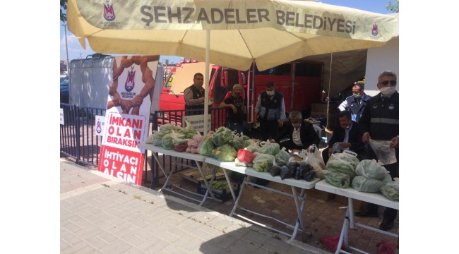 Manisa'da Pazar yerinde, "İmkanı olan bıraksın, ihtiyacı olan alsın" standı kuruldu