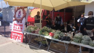 Manisa'da Pazar yerinde, "İmkanı olan bıraksın, ihtiyacı olan alsın" standı kuruldu