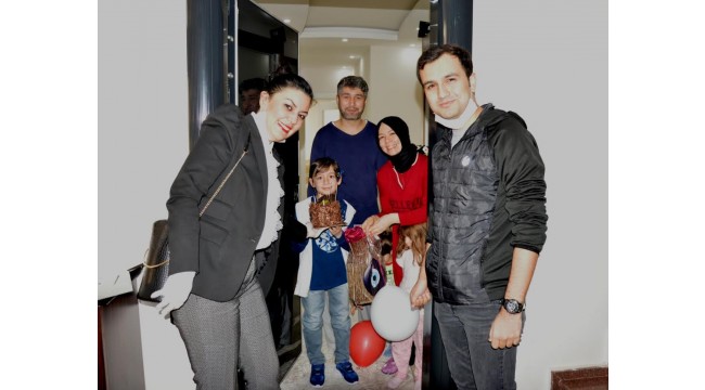 Okul müdüründen öğrencisine doğum günü sürprizi