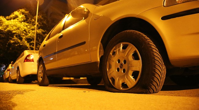 Park halindeki araçların lastikleri kesildi