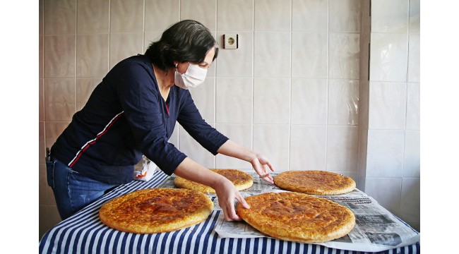 Sağlık çalışanları ve polisler için kete yaptı!