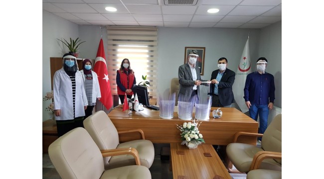 Sağlıkçılara ve polislere siperli maske hediyesi