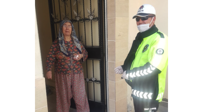 Trafik polisleri ilaçları biten Ayşe Teyze'nin yardımına yetişti