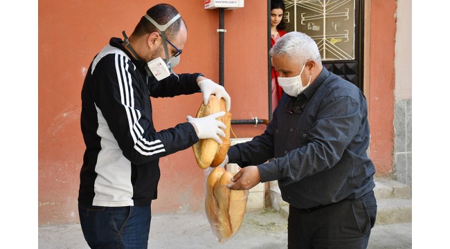 Turgutlu'da hayırsever ekmek dağıttı