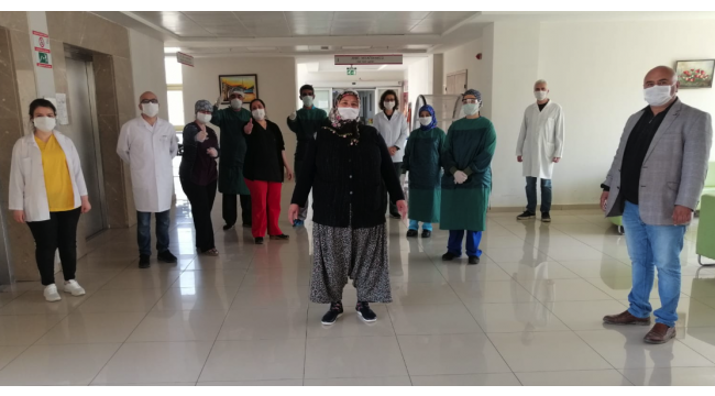 Turgutlu'da koronavirüsü yenen 3 hasta alkışlarla taburcu edildi