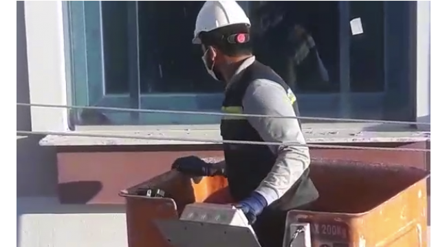 Balkon kapısı ile camı arasında sıkışan kumruyu elektrikçiler kurtardı
