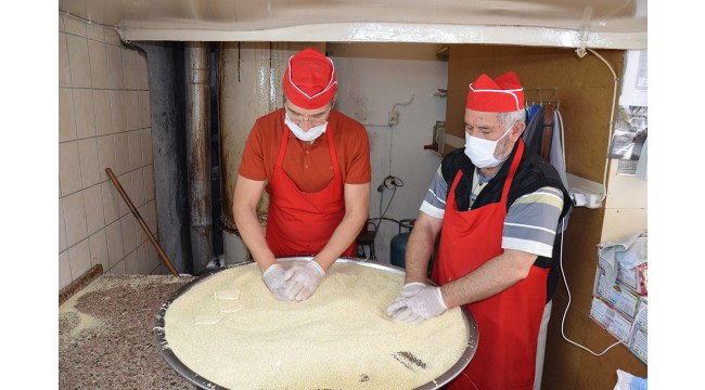 Demirci'nin ramazan geleneği "susamlı helva" 120. yılını kutluyor