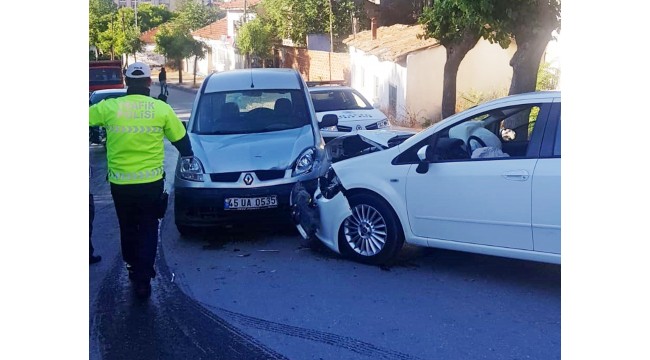 Hafif ticari araç ile otomobil çarpıştı: 5 yaralı