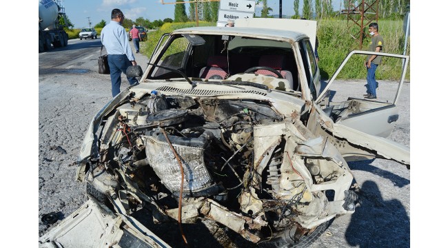 İki otomobil çarpıştı: 1'i ağır, 3 yaralı