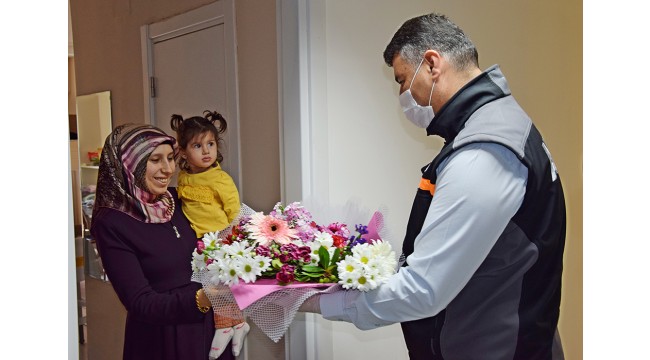İlk "Anneler Günü"nü karantinada kutladılar