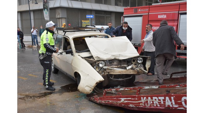 İşçi servisi ile otomobil çarpıştı: 5 yaralı