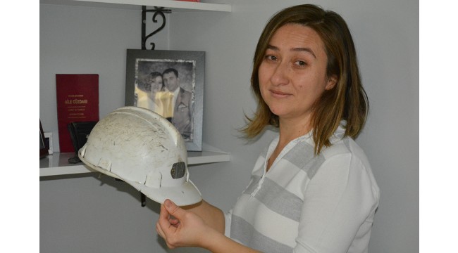 Madende eşini kaybeden Hidayet öğretmen, oğlu ve öğrencileriyle teselli buluyor