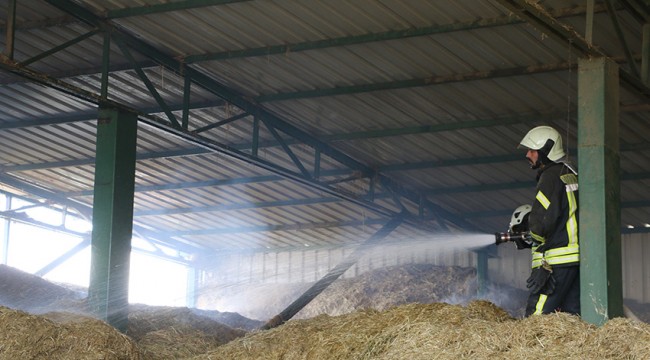 Manisa'da çiftlikteki 200 ton saman yangında zarar gördü