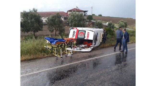 Manisa'da hasta nakli yapan ambulans devrildi