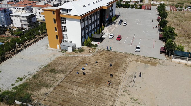 Öğrencilerin toprağa dokunması için okul bahçesine hobi bahçesi kurdular