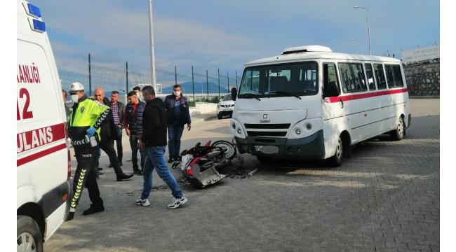 OSB içinde minibüs ile motosiklet çarpıştı: 1 yaralı
