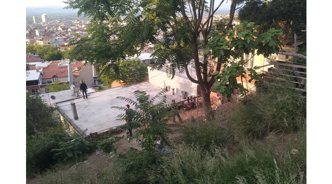 Otomobilde tabancayla vurulan şahıs yol kenarına bırakıldı