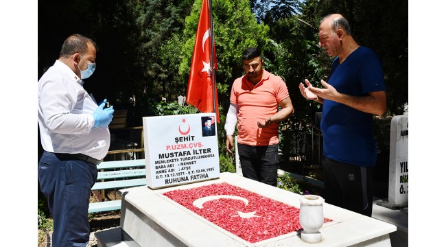Şehitliklerde hüzünlü bayram